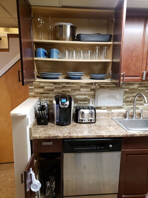 Interior - 1-bedroom apartment in Albany with WiFi, AC (Menands)