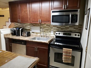 Private kitchen - 1-bedroom apartment in Albany with WiFi, AC (Menands)