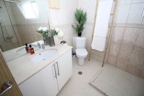 Secadora de cabello, toallas, papel de baño 