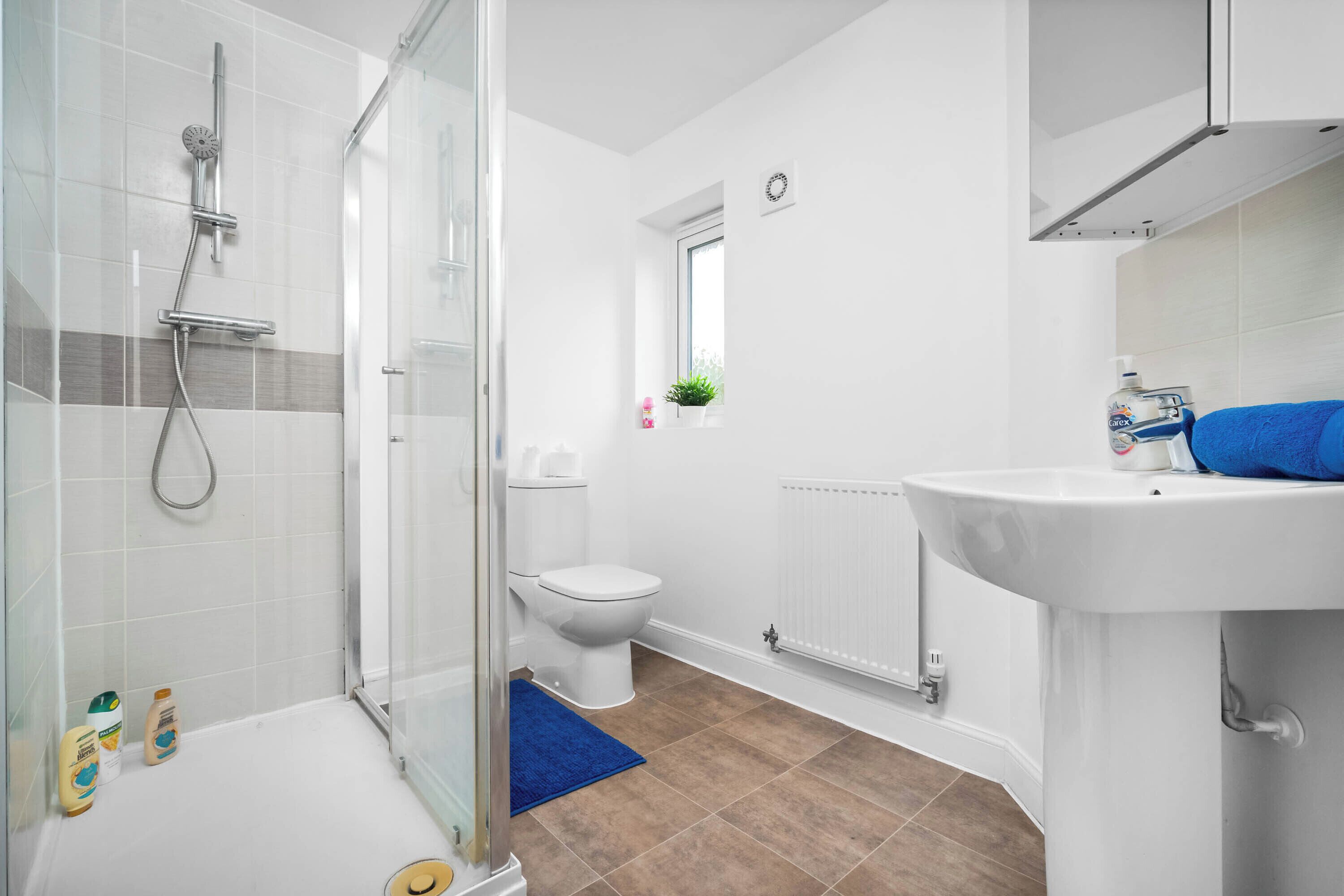 House | Bathroom | Shower, hair dryer, towels