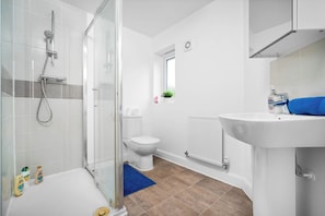House | Bathroom | Shower, hair dryer, towels - Spacious 4-bed House in Leicester/free Parking (Leicester)