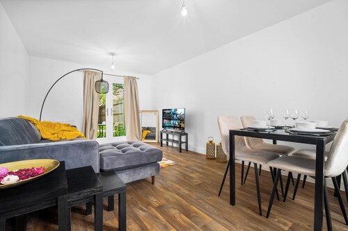 Spacious 4-bed House in Leicester/free Parking