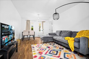 House | Living area - Spacious 4-bed House in Leicester/free Parking (Leicester)