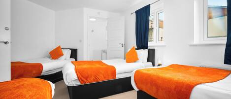 House | 4 bedrooms, iron/ironing board, free WiFi, bed sheets