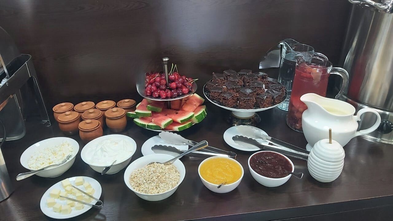Een buffet met verschillende gerechten en drankjes.