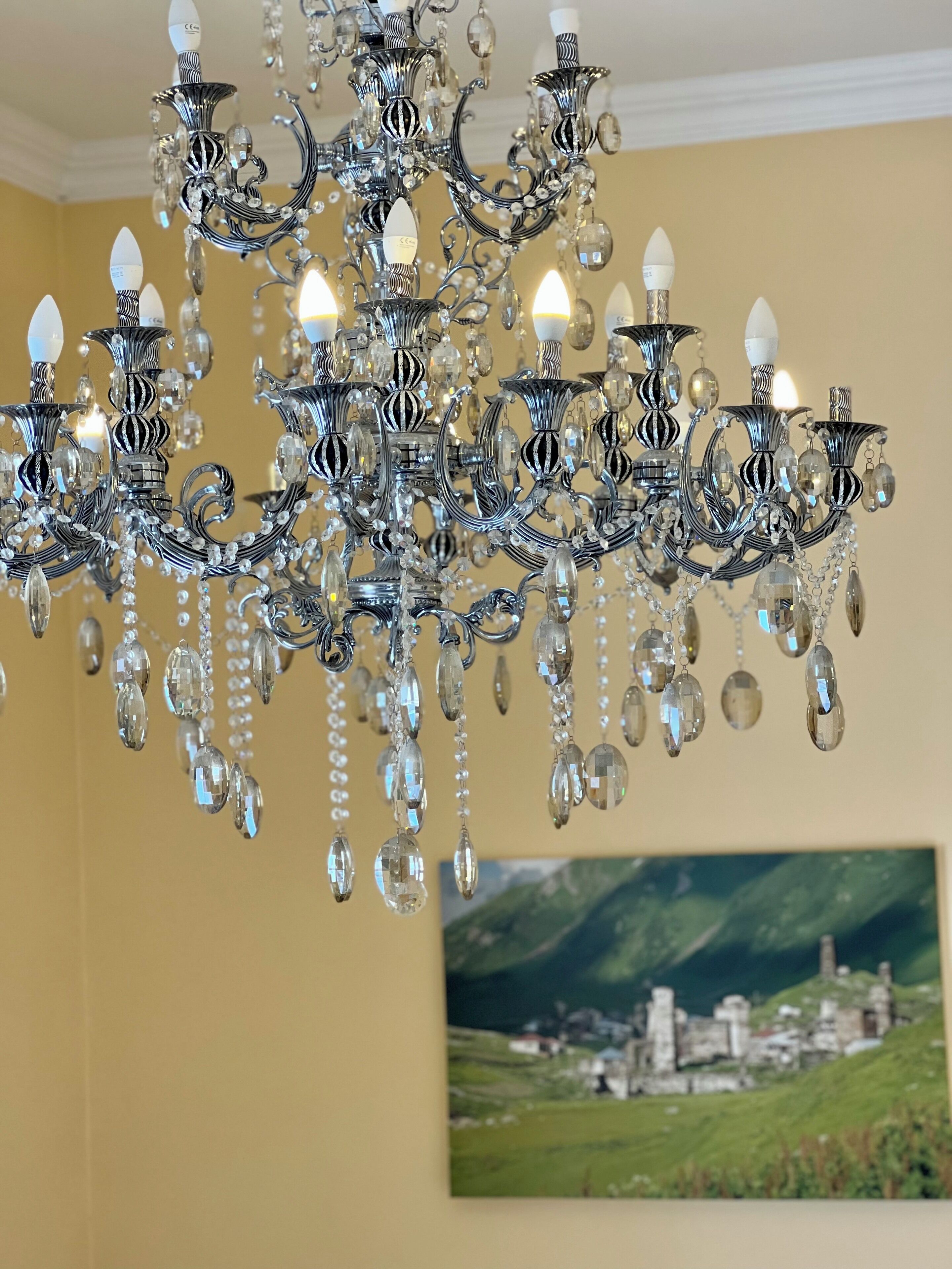 Un lustre à plusieurs bras, orné de décorations en cristal.