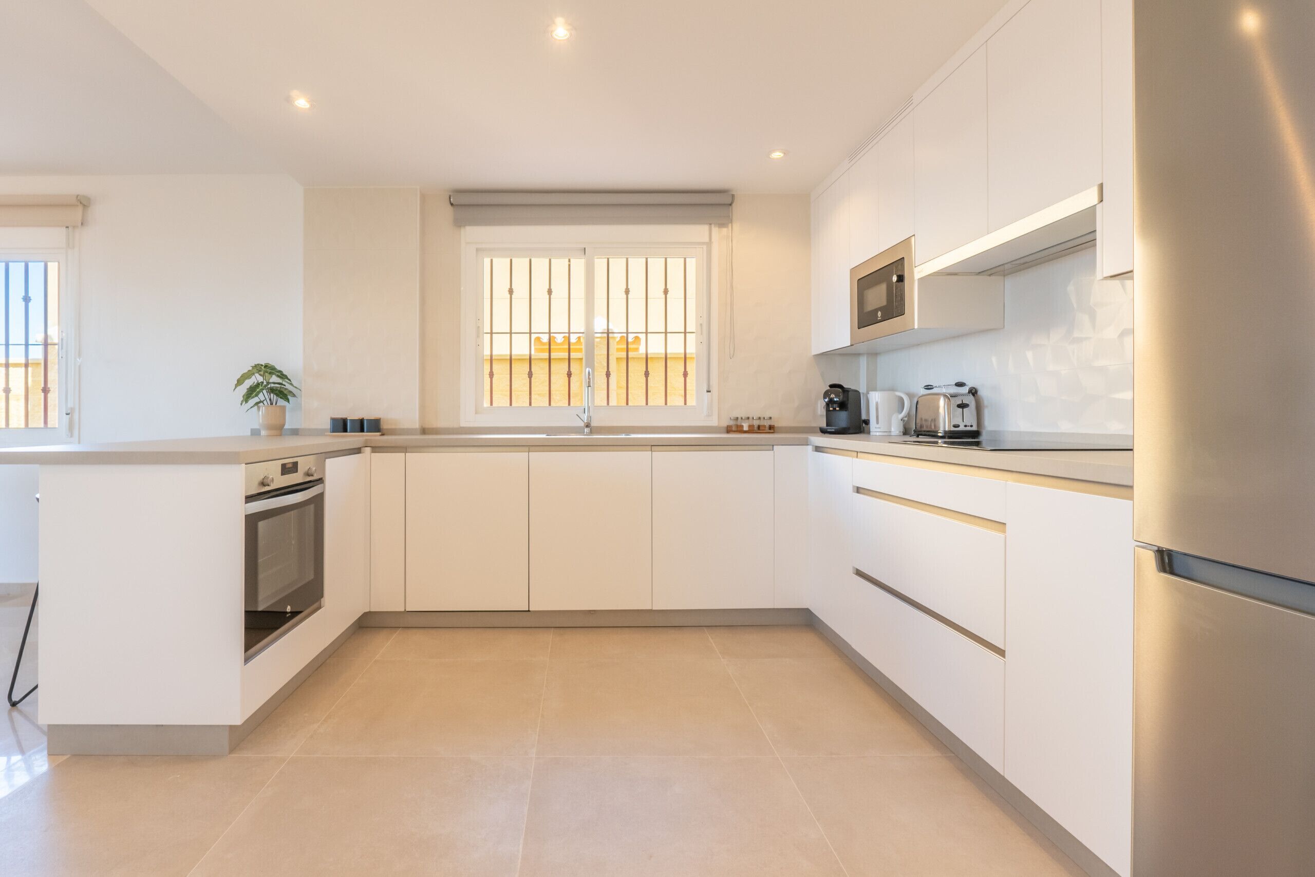 Een koelkast, een magnetron, een oven, een vaatwasser