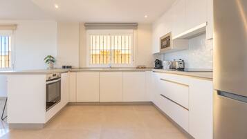 Réfrigérateur, micro-ondes, four, lave-vaisselle