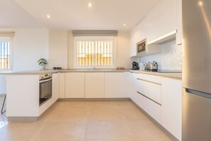 Jääkaappi, mikroaaltouuni, uuni, astianpesukone