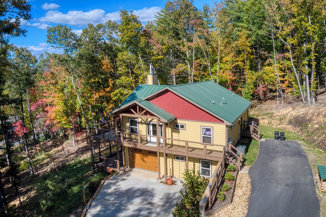 New! PET Friendly cabin in Blairsville - Sleeps 8, Hot tub, Mountain Sunset View