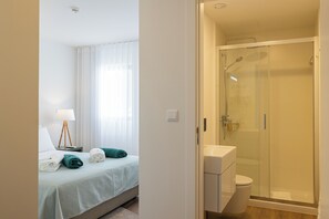 Dusche, Haartrockner, Bidet, Handtücher