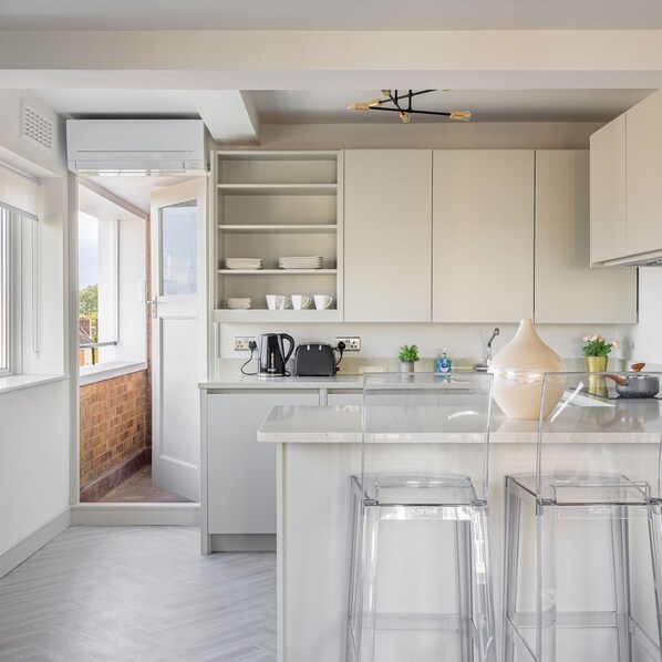 2 bedrooms - Lux Regents Park 2 bed 2 Bath Penthouse With AC (London)