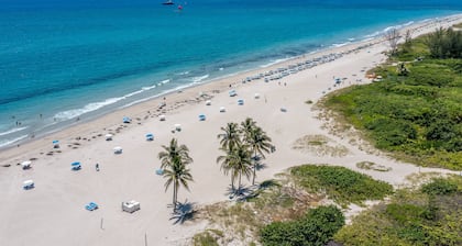 Luxury Beachfront Condo, Pool, Tennis Court, Sauna, Gym #locationenvy
