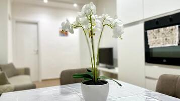 Apartment, 2 Bedrooms, Accessible | Living room