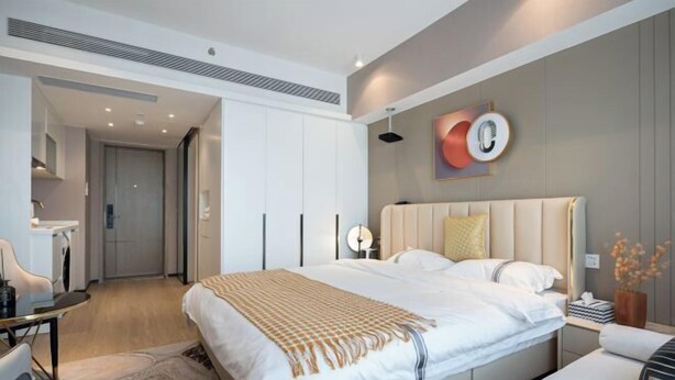 A modern bedroom with a large bed, bedside tables, a desk, and a wardrobe. - 8 Inn (Shenzhen)