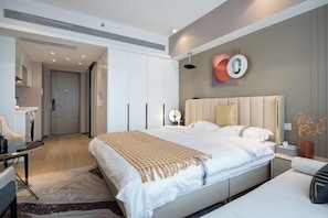 A modern bedroom with a large bed, bedside tables, a desk, and a wardrobe. - 8 Inn (Shenzhen)
