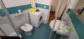 Douche, articles de toilette écologiques, sèche-cheveux, bidet