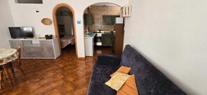 Smart-TV, DVD-Player, Bücher, Stereoanlage