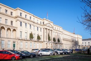 Exterior - Elliot Oliver - Stunning 6 Bedroom Regency House With Parking in Cheltenham  (Cheltenham)