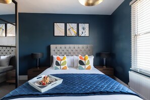 6 bedrooms, iron/ironing board, travel cot, free WiFi - Elliot Oliver - Stunning 6 Bedroom Regency House With Parking in Cheltenham  (Cheltenham)