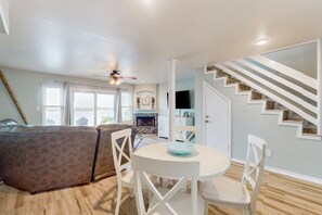 Dining - Snowbird-friendly sound-front townhouse near beach with pool, patio, sound views (Corpus Christi)