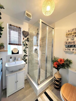 Hair dryer, towels - Seaside beach themed home with garden and driveway (Lytham St Annes)