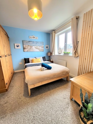 3 bedrooms, iron/ironing board, free WiFi, bed sheets - Seaside beach themed home with garden and driveway (Lytham St Annes)