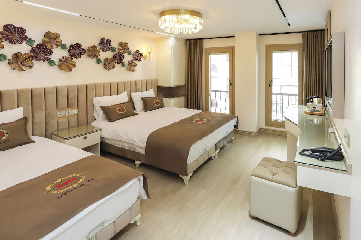 Quarto triplo conforto | Cofres nos quartos, Wi-Fi de cortesia