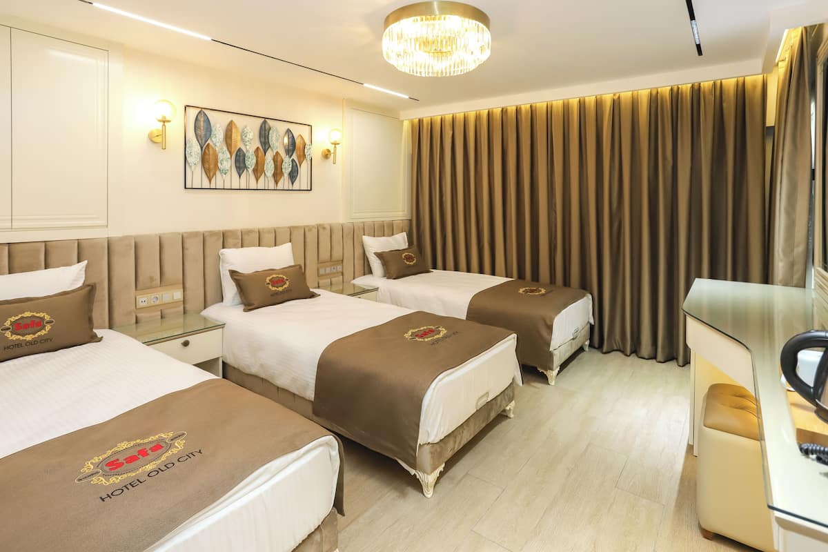 Quarto triplo clássico | Cofres nos quartos, Wi-Fi de cortesia