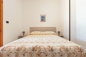 2 habitaciones y tabla de planchar con plancha 