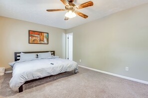 2 bedrooms, desk, iron/ironing board, WiFi - Welcoming Townhome: 1/2 Mi to Downtown Smyrna (Smyrna)