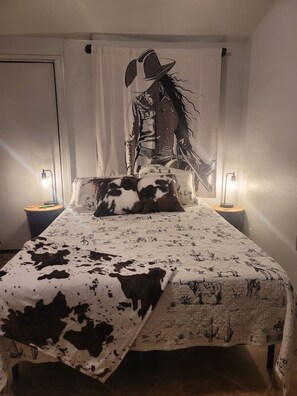 1 bedroom, desk, WiFi, bed sheets - Wranglers Bunkhouse-off I20 & W county  Rd WIFI (Odessa)