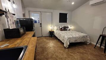 1 bedroom, desk, WiFi, bed sheets