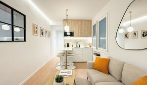 Smart TV - Piso de Diseño Para 4 con Terraza - Madrid Centro (Madrid)