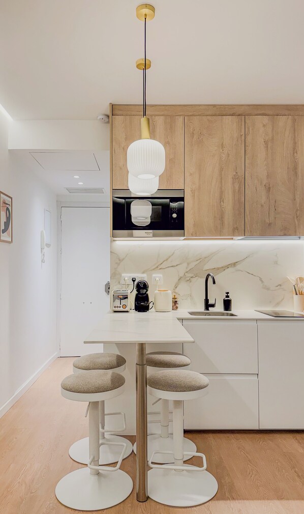 Kjøleskap, mikrobølgeovn, ovn og kokeplater