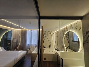 Minibar, in-room safe, desk, laptop workspace - Hotel Tres Campanas (Badajoz)