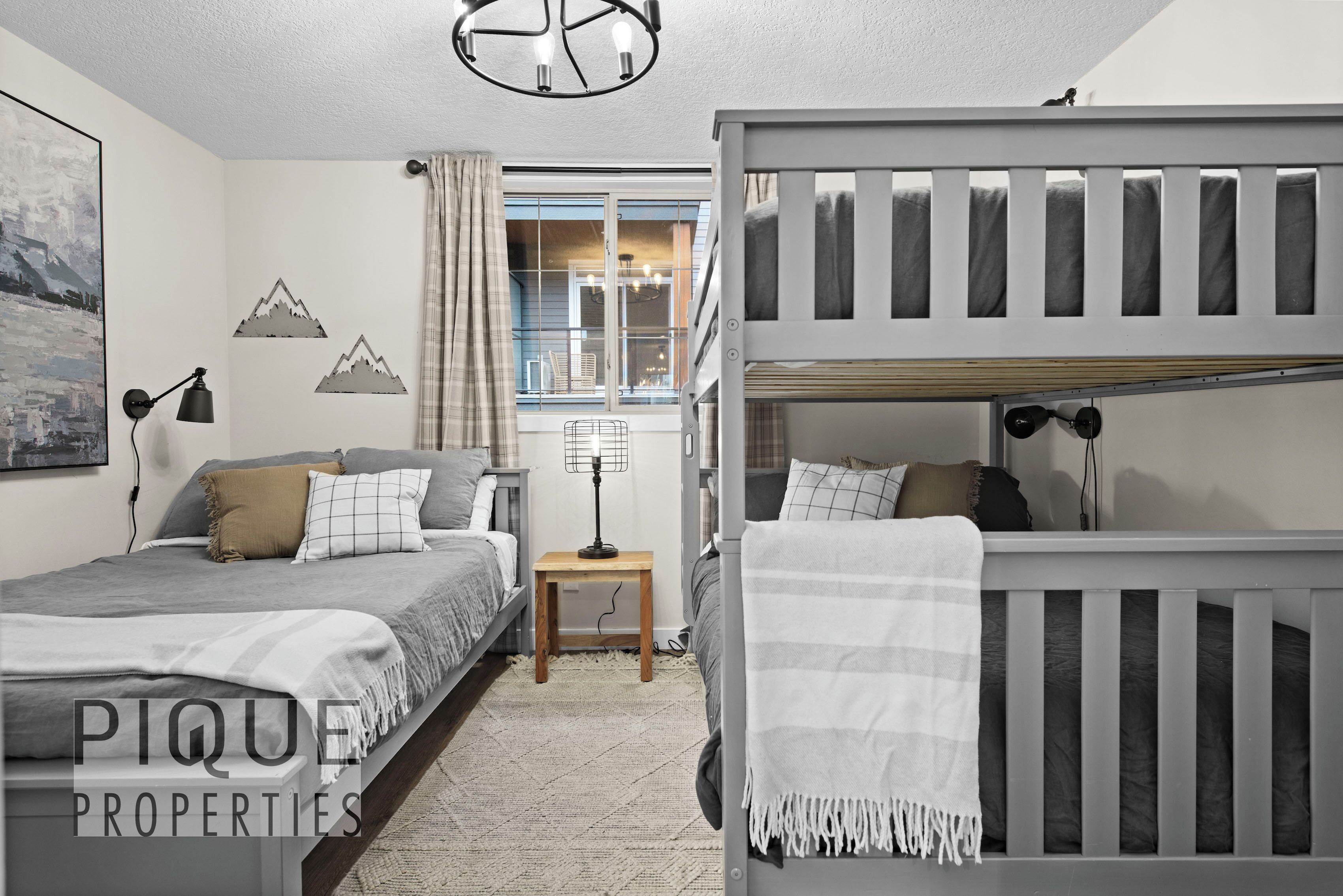 2 間睡房、書桌、熨斗/熨衫板、可攜式嬰兒床