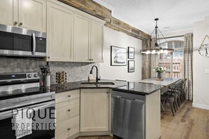 Fridge, microwave, oven, stovetop - ★Mystic Chalet★King Bed★Heated Pool&HotTub★Clean! (Canmore)