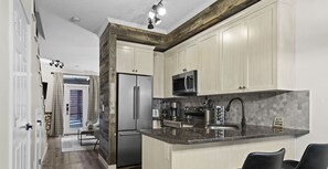 Réfrigérateur, micro-ondes, four, plaque de cuisson