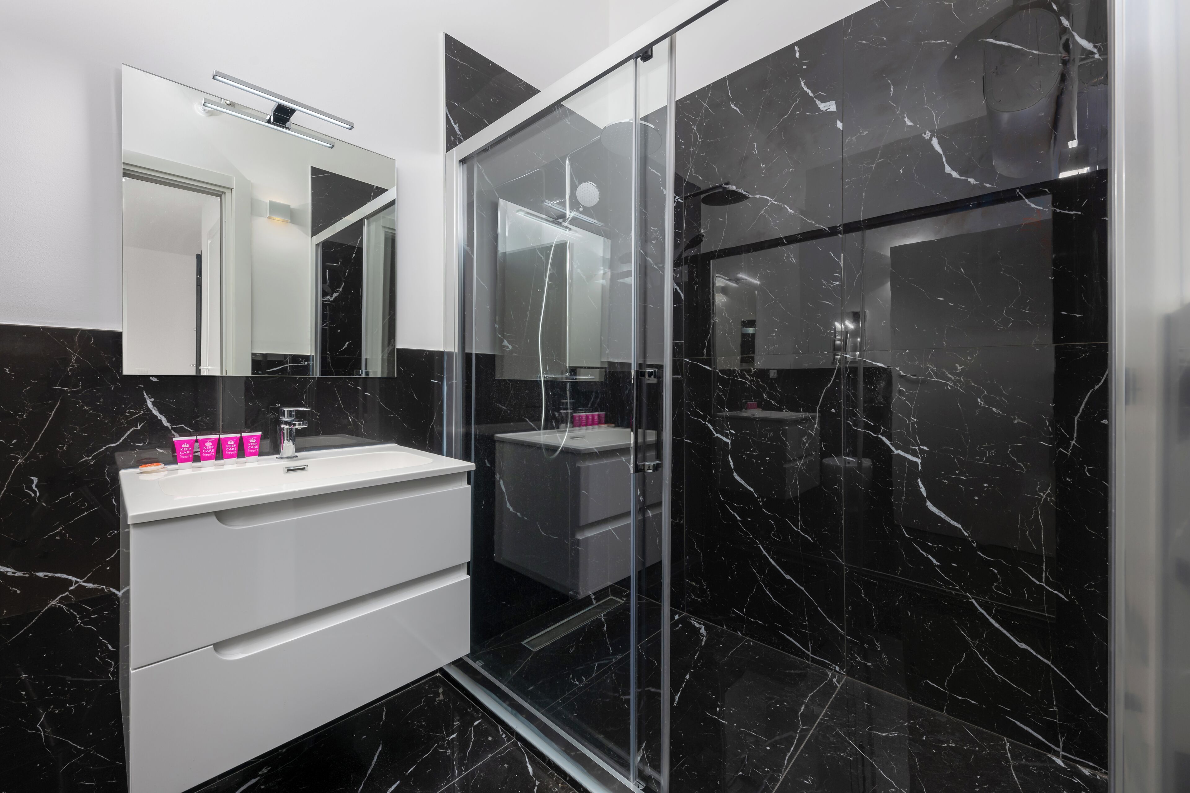 Dusche, Haartrockner, Bidet, Handtücher