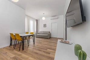 Una televisión de pantalla plana