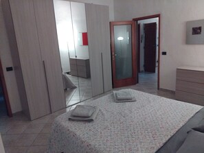 2 slaapkamers, een strijkplank/strijkijzer, gratis wifi, beddengoed