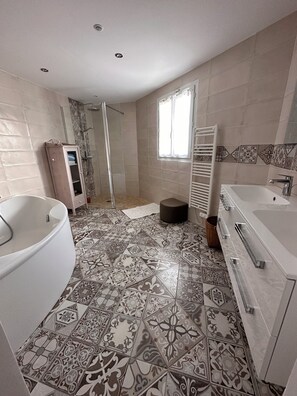 Dusche, Haartrockner, Toilettenpapier