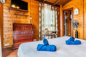 2 bedrooms, desk, iron/ironing board, free WiFi