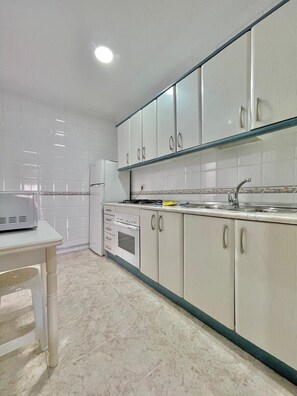 Køleskab, mikrobølgeovn, ovn, kaffe-/temaskine