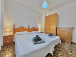 2 habitaciones, tabla de planchar con plancha y ropa de cama 