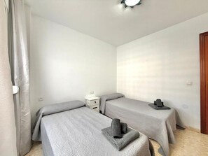 2 soverom, strykejern/-brett og sengetøy