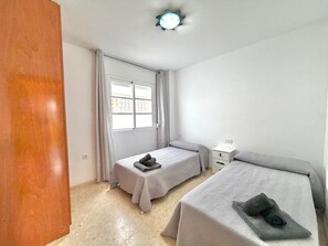2 bedrooms, iron/ironing board, bed sheets - TERRASOL ZEUS (Torre del Mar)
