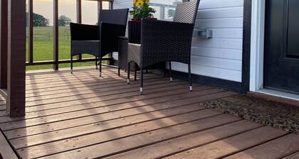 Tiny Farm home on 225 acres. 28 miles from Durant Casino & resort. Pet friendly!