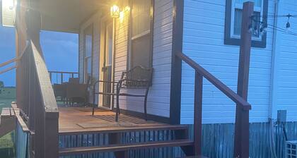 Tiny Farm home on 225 acres. 28 miles from Durant Casino & resort. Pet friendly!
